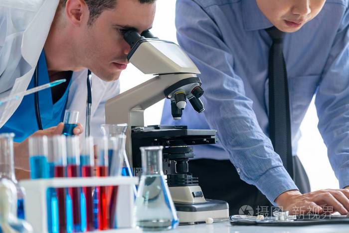 实验室工作同时检查试管和科学仪器中的生物化学样品科学技术研发研究